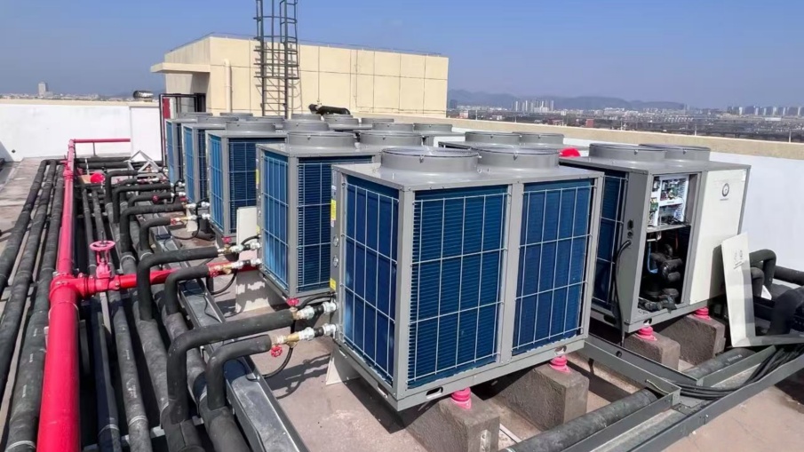 Bangunan pabrik sing dibangun dhewe dilengkapi sistem pompa panas dual-sumber, nggawe model anyar kanggo pasokan energi karbon rendah ing taman kasebut. Bangunan pabrik sing dibangun dhewe dilengkapi sistem pompa panas dual-sumber, nggawe model anyar kanggo pasokan energi karbon rendah ing taman kasebut.